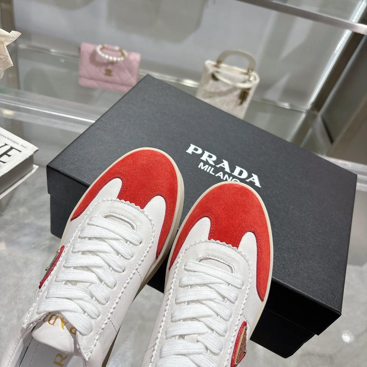 👟👟Ex-factory price 540👟👟 Prada 25 new thick-soled casual sneakers. This sneaker continues the timeless silhouette and is a new classic item. Crafted from leather to enhance style. The style is light, with a triangle buckle logo and a 5CM thick sole. It is suitable for all seasons and can be matched with all kinds of casual styles. In an era where various styles are full of attention, the most long-term companion and the one that captures people's hearts bit by bit is undoubtedly the white shoe. Fabric: Cowhide Lining: Sheepskin Outsole: Original TPU two-color outsole Sole thickness: 5CM Size female 35-40